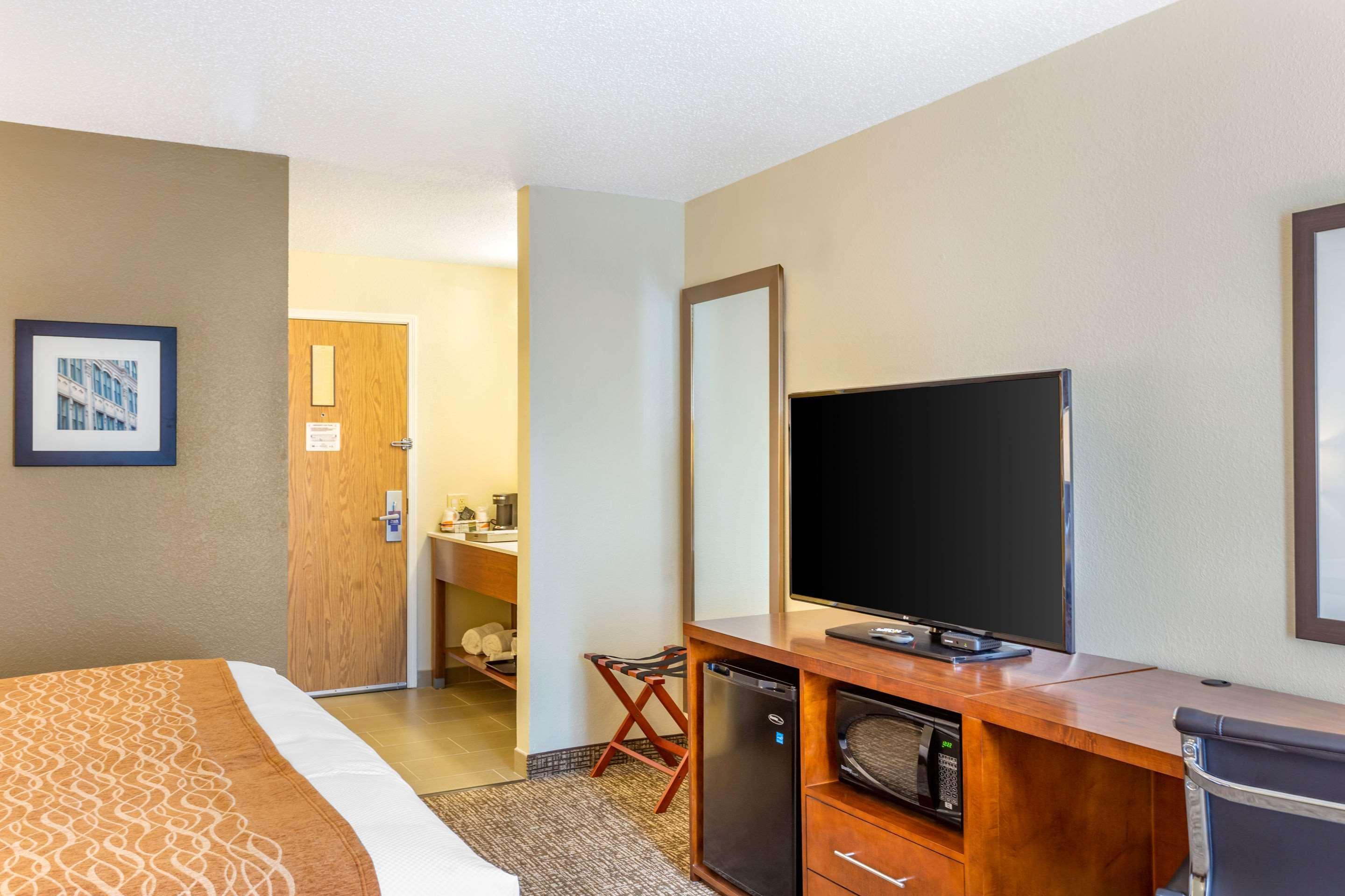 Comfort Inn Dekalb - Adjacent The University Luaran gambar